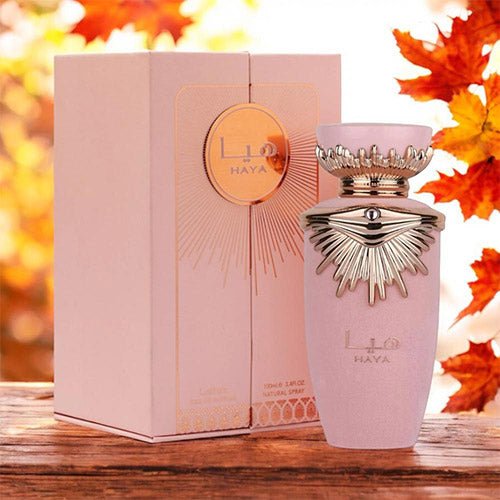 Frasco luxuoso em veludo rosa com detalhes dourados do perfume feminino Lattafa Haya EDP 100ml, fragrância floral e adocicada, disponível na Daisuki Modas.