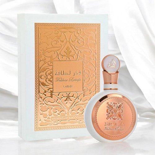 Frasco branco e rosé gold do perfume feminino Lattafa Fakhar For Women EDP 100ml, fragrância floral branca e frutada, disponível na Daisuki Modas.