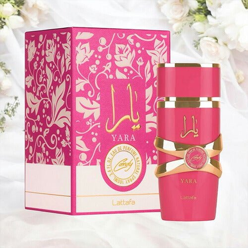 Frasco de perfume árabe Yara Candy Lattafa feminino em tom rosa pink brilhante com detalhes entrelaçados em ouro sobre fundo branco.