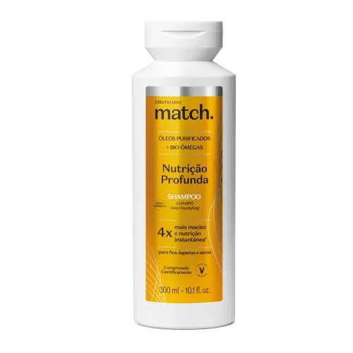 Frasco de 300ml do Shampoo Match Nutrição Profunda de O Boticário em embalagem elegante com tons de dourado e marrom, ao lado de um item promocional (brinde), sobre fundo branco.
