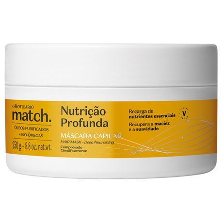 Pote dourado e marrom de 250g da Máscara Capilar Match Nutrição Profunda de O Boticário, ao lado de um item promocional (brinde), destacando a textura densa e cremosa do produto sobre fundo branco.