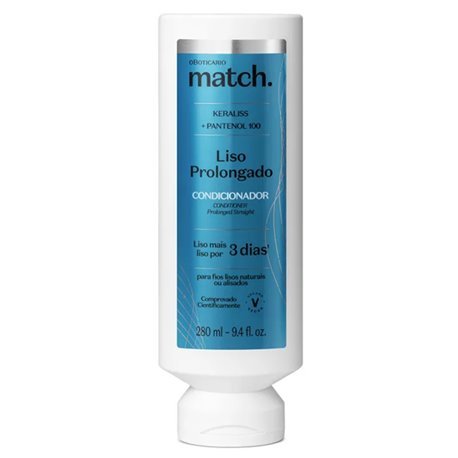 Embalagem azul claro metálico de 250ml do Condicionador Match Liso Prolongado de O Boticário, posicionada ao lado de um brinde exclusivo, destacando o design moderno e profissional da linha sobre fundo branco.