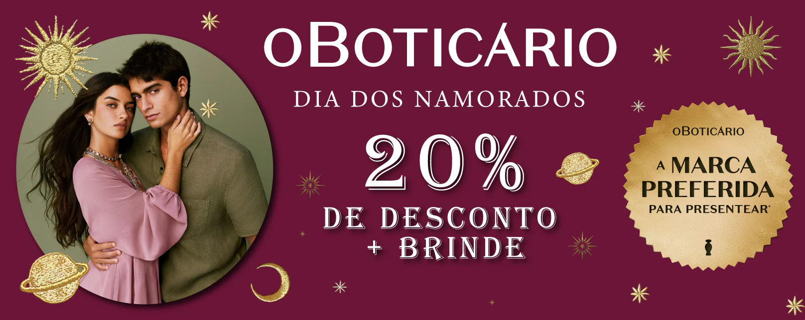 Banner promocional de Dia dos Namorados O Boticário com um casal abraçado à esquerda, texto central informando 20% de desconto mais brinde, e selo dourado à direita indicando a marca preferida para presentear. Fundo vinho com ilustrações douradas de planetas e estrelas.