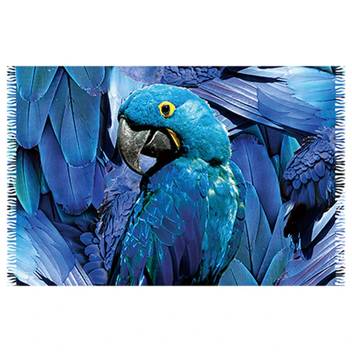 Canga de praia em viscose premium Bali Blue com estampa detalhada em close-up de arara-azul medindo 160X105cm e fundo de penas azuis.