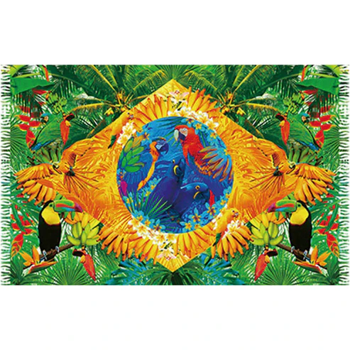 Canga de praia em viscose Bali Blue com estampa da bandeira do Brasil estilizada com elementos tropicais, apresentando o fundo verde composto por palmeiras, o losango amarelo formado por pencas de bananas e flores, e o círculo central azul preenchido por araras-azuis, araras-canindé e uma arara-vermelha, além de tucanos nas laterais.