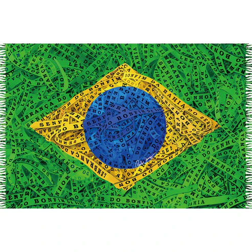 Canga de praia em viscose Bali Blue com estampa da bandeira do Brasil inteiramente estilizada e preenchida por fitinhas de Lembrança do Senhor do Bonfim da Bahia nas cores verde, amarela e azul.