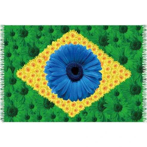 Canga de praia em viscose Bali Blue com estampa da bandeira do Brasil inteiramente estilizada com flores, apresentando o fundo verde preenchido por margaridas verdes, o losango amarelo composto por pequenas flores amarelas e uma grande flor de gérbera azul centralizada representando o círculo do pavilhão nacional.