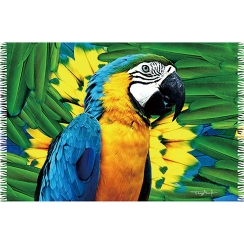 Canga de praia em viscose Bali Blue com estampa realista em close-up de uma arara-canindé de perfil destacando sua plumagem amarela no peito, asas azuis e detalhes da face branca com listras pretas, sobre um fundo preenchido por texturas de penas verdes e amarelas.