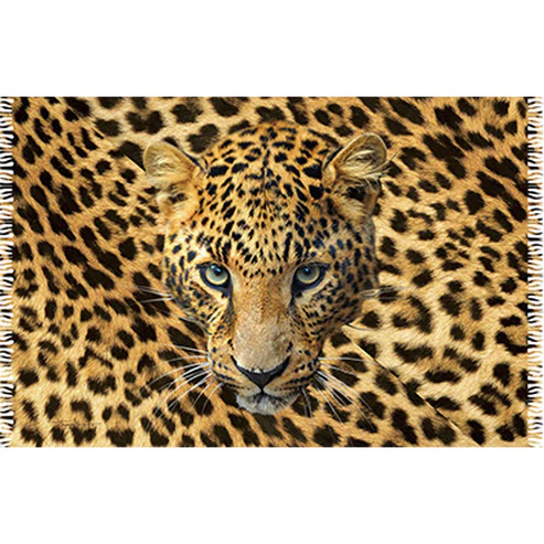 Canga de praia em viscose Bali Blue com estampa realista em close-up da face de um leopardo com olhar marcante e fundo preenchido por toda a textura de sua pelagem com manchas e rosetas características.