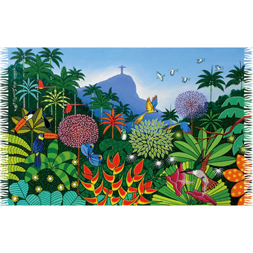Canga de praia em viscose Bali Blue com estampa colorida estilo pintura Naif retratando a rica vegetação tropical do Jardim Botânico do Rio de Janeiro, com tucanos, araras, borboleta, beija-flor e o Morro do Corcovado com o Cristo Redentor ao fundo sob um céu azul claro.