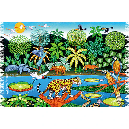 Canga de praia em viscose Bali Blue com estampa colorida estilo pintura Naif retratando a rica biodiversidade do Pantanal, apresentando uma onça-pintada em destaque central, araras, tamanduá-bandeira, lobo-guará, tuiuiú, vitória-régia e uma cobra d'água à beira de um rio sob o céu azul.