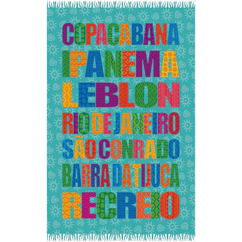 Canga de praia em viscose azul-turquesa Bali Blue com estampa vertical dos nomes de praias famosas do Rio de Janeiro (Copacabana, Ipanema, Leblon, São Conrado, Barra da Tijuca, Recreio) escritos em letras coloridas com padrões geométricos internos, sobre fundo decorado com pequenos desenhos de sol.