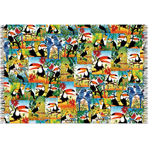 Canga de praia em viscose Bali Blue com estampa corrida estilo patchwork ou mosaico composto por vários quadros coloridos com ilustrações detalhadas de tucanos, araras-vermelhas e araras-azuis em meio à vegetação tropical e flores silvestres.