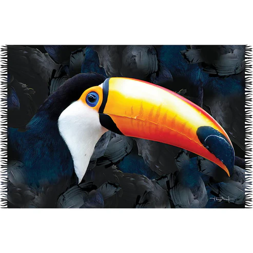 Canga de praia em viscose Bali Blue com estampa realista em close-up do perfil de um tucano destacando seu grande bico amarelo e alaranjado, olhos azuis marcantes e fundo escuro preenchido por texturas de penas pretas.