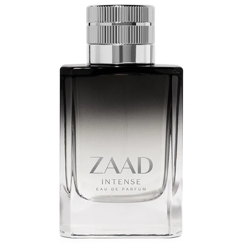 Frasco retangular de vidro espesso em degradê do preto ao translúcido com tampa prateada estriada do perfume de alta perfumaria masculina Zaad Intense.