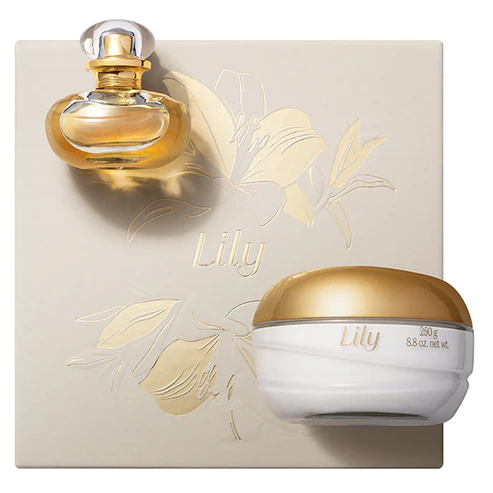 Estojo Lily de O Boticário. O kit contém um frasco de Lily Eau de Parfum e um pote de Creme Acetinado de 250g sobre uma caixa de presente elegante com relevo de lírio.