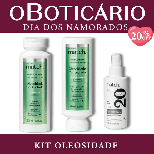 Kit Oleosidade Match O Boticário com frasco de shampoo e condicionador verdes ao lado de spray capilar multi benefícios sobre fundo branco e bordas vinho.