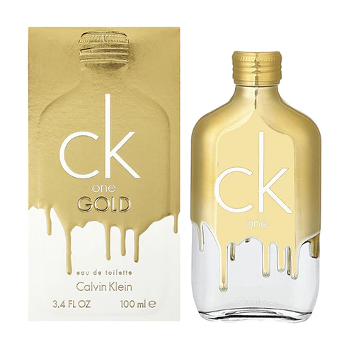 Frasco do perfume unissex CK One Gold de 100ml com efeito de tinta dourada escorrendo ao lado de sua caixa branca e dourada sobre fundo branco.
