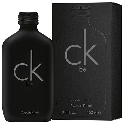 Frasco de vidro preto fosco do perfume unissex CK Be de 100ml ao lado de sua caixa preta minimalista sobre fundo branco.