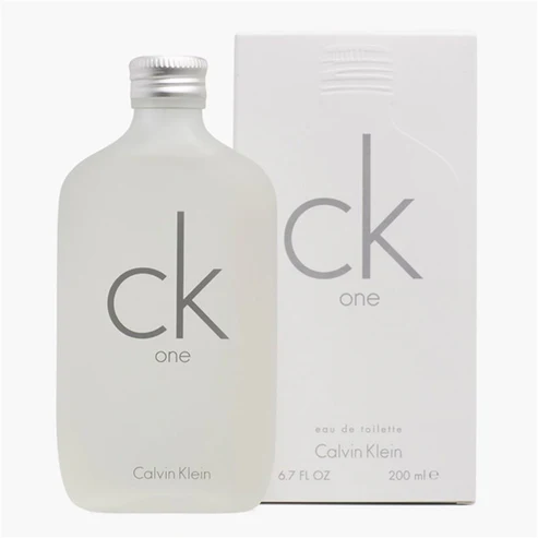 Frasco de vidro fosco do perfume unissex CK One ao lado de sua caixa branca minimalista com letras cinzas sobre fundo branco.