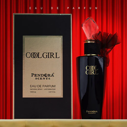 Frasco preto com laço em tule e tampa translúcida do perfume feminino Cool Girl Pendora Scents EDP 100ml, ao lado de sua caixa preta e dourada, disponível na Daisuki Modas.