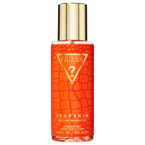 Frasco cilíndrico de bruma corporal Guess Sexy Skin Solar Warmth em laranja vibrante com textura de crocodilo e tempo dourada espelhada sobre fundo branco.
