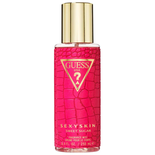 Frasco cilíndrico de bruma corporal Guess Sexy Skin Sweet Sugar em rosa pink com textura de crocodilo e tampa dourada metálica sobre fundo branco.