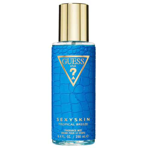 Frasco cilíndrico de bruma corporal Guess Sexy Skin Tropical Breeze em azul-oceano com textura de crocodilo e tampa dourada espelhada sobre fundo branco.