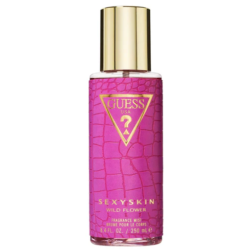 Frasco cilíndrico de bruma corporal Guess Sexy Skin Wild Flower em rosa magenta com textura de crocodilo e tampa dourada espelhada sobre fundo branco.